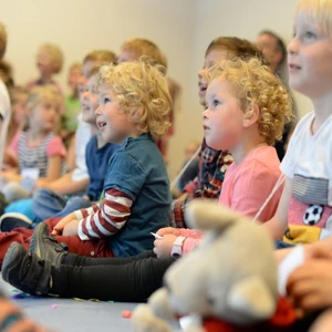 Gebannt lauschende Kinder