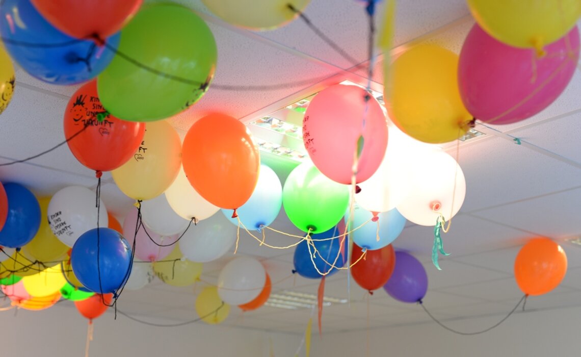 Bunte Ballons unter der Kita-Decke