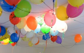 Bunte Ballons unter der Kita-Decke
