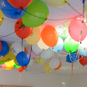 Bunte Ballons unter der Kita-Decke