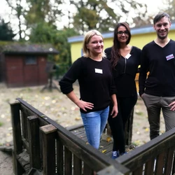 Team der Kita Am Trappen im Außengelände der Einrichtung