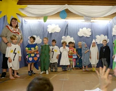 Kinder in Kostümen bei einer Aufführung auf der Bühne