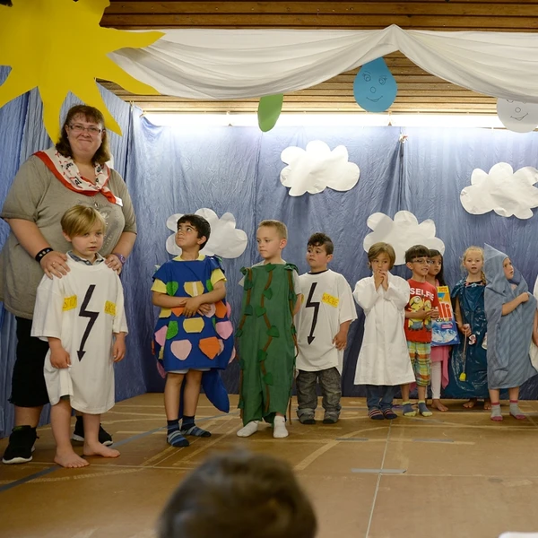 Kinder in Kostümen bei einer Aufführung auf der Bühne