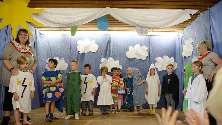 Kinder in Kostümen bei einer Aufführung auf der Bühne