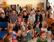 Die Gäste der Jubiläumsfeier sitzen im Gruppenraum