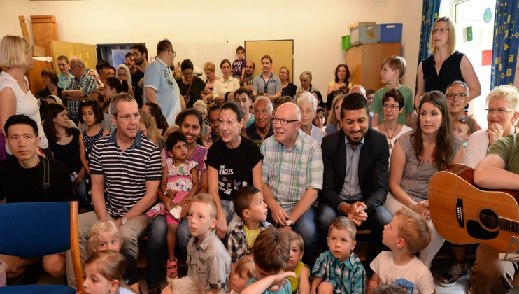 Die Gäste der Jubiläumsfeier sitzen im Gruppenraum