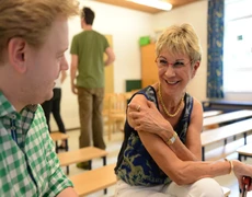 Zwei Besucher der Jubiläumsfeier unterhalten sich