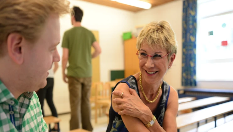 Zwei Besucher der Jubiläumsfeier unterhalten sich