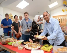 Die Gäste der Jubiläumsfeier am Buffet