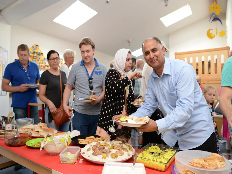 Die Gäste der Jubiläumsfeier am Buffet