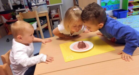 Kita-Kinder betrachten das Vulkan-Experiment