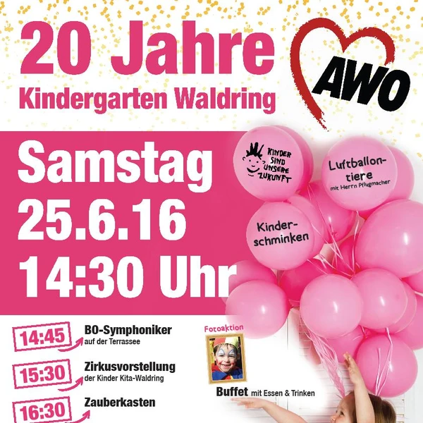 Ankündigungsplakat 20 Jahre Kita Waldring. Rosa Luftballons, ein Kind und zwei Phantasiefiguren.