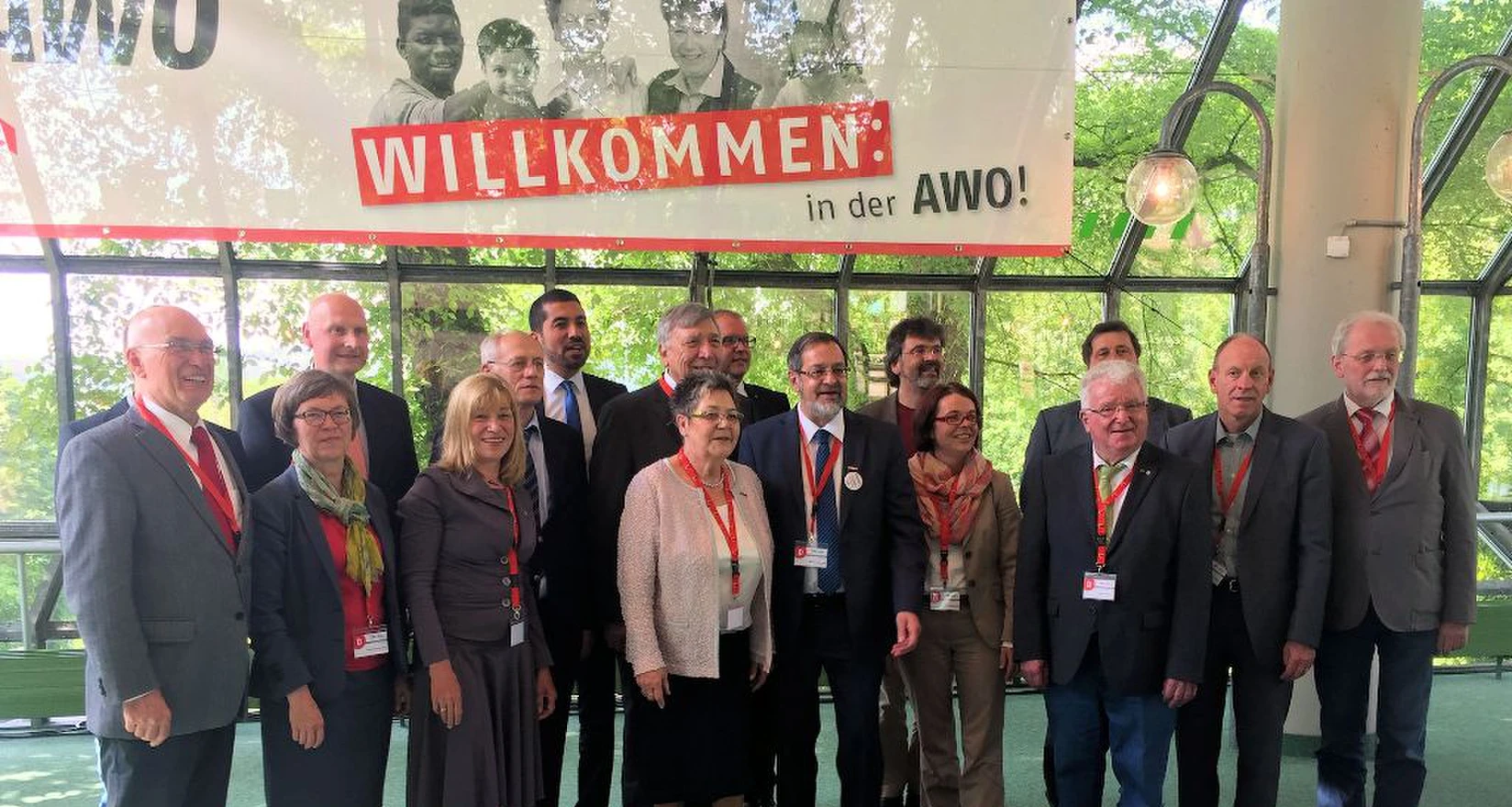 Neuer Vorstand: Gruppenaufnahme von Männern und Frauen unter einem Banner mit der Aufschrift: Willkommen in der AWO