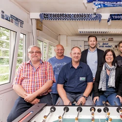 Gruppenaufnahme Bochumer Unternehmer und Fanprojekt-Akteure im Fantreff