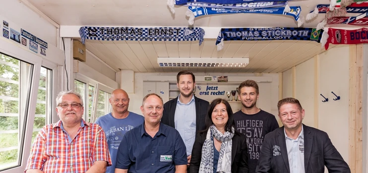 Gruppenaufnahme Bochumer Unternehmer und Fanprojekt-Akteure im Fantreff