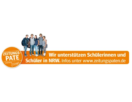 Banner des Zeitungspatenprojektes Zeus - eine Gruppe Jugendlicher neben dem Info-Schriftzug
