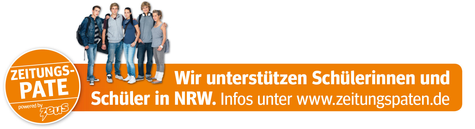 Banner des Zeitungspatenprojektes Zeus - eine Gruppe Jugendlicher neben dem Info-Schriftzug