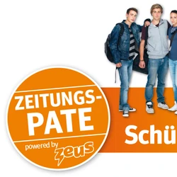 Banner des Zeitungspatenprojektes Zeus - eine Gruppe Jugendlicher neben dem Info-Schriftzug