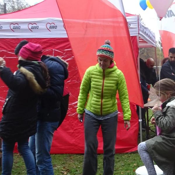 Besucher des Fests der Begegnung - Mädchen mit AWO-Ballons