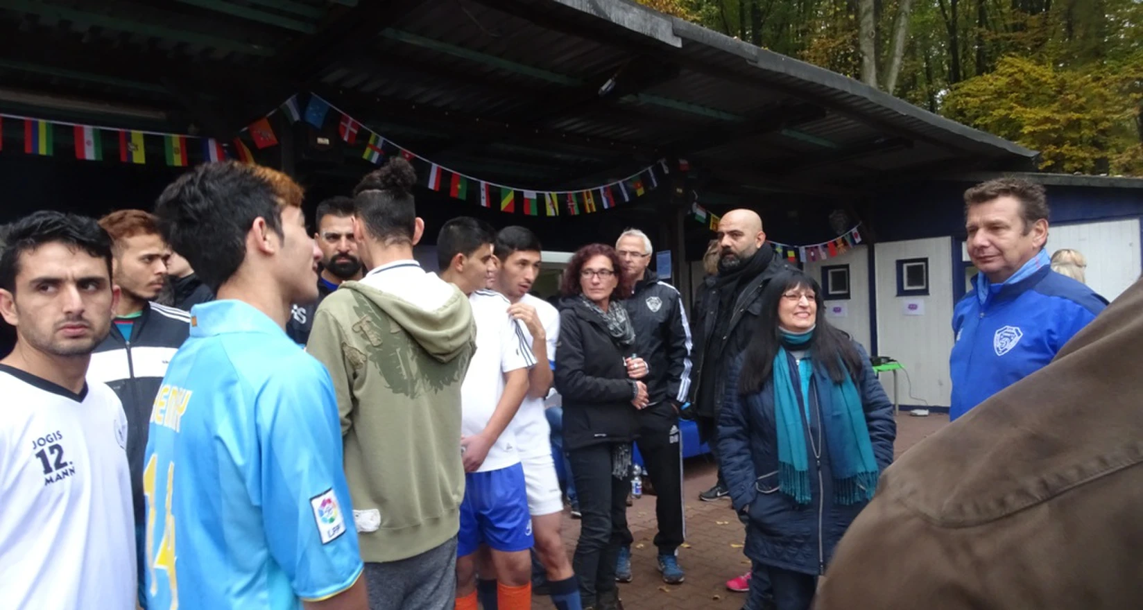 Menschen beim Fest der Begegnung (TUS Harpen und AWO Ruhr-Mitte))