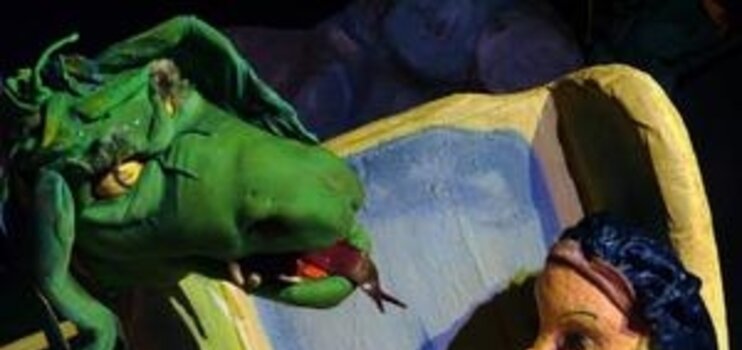 Puppentheaterfiguren: Ein grüner Drachen und eine Prinzessin