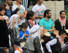 Menschengruppe mit Trommeln - Gruppe Kurdistan