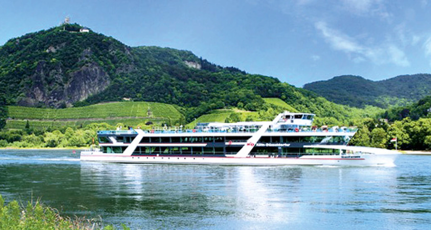 Schiff auf dem Wasser, im Hintergrund grüne Hügel