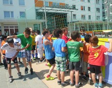 Kinder in der Hustadt drängeln und toben an der Streetsoccer-Absperrung