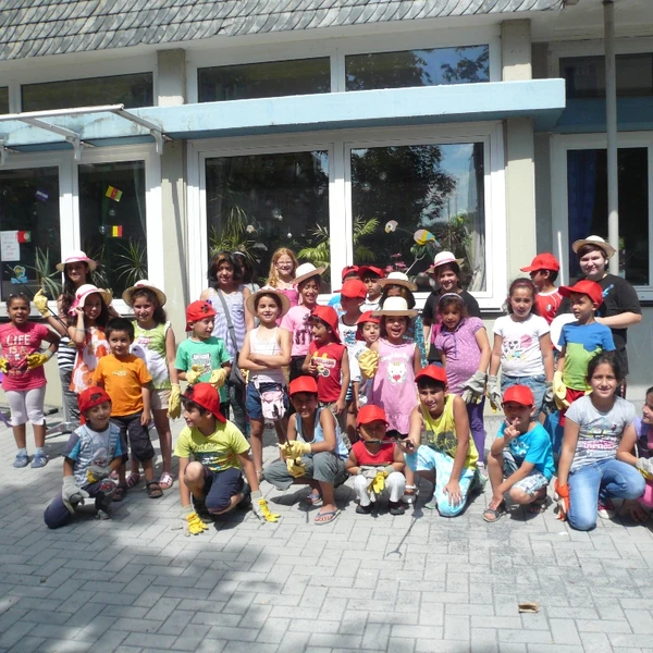 Kindergruppe vor dem Hut-Stadtteiltreff der AWO