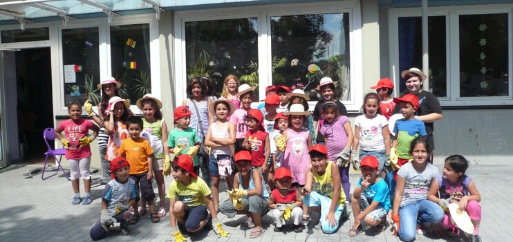 Kindergruppe vor dem Hut-Stadtteiltreff der AWO